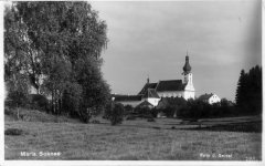 dobová pohlednice poutního areálu (kaple před kostelem)