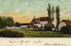 dobová pohlednice poutního areálu (kaple před kostelem)