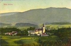 dobová pohlednice poutního areálu (kaple před kostelem)