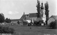 dobová pohlednice poutního areálu (kaple před kostelem)