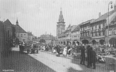 dobová pohlednice náměstí s kostelem (vlevo)