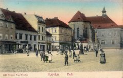 dobová pohlednice náměstí s kostelem