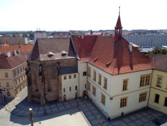 presbytář kostela pohledem z městské věže