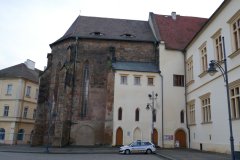 pohled na presbytář zleva
