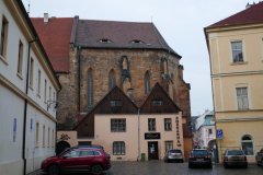 pohled na presbytář zprava