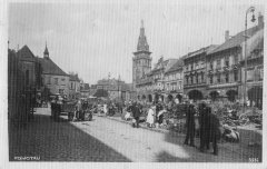 kostel na dobové pohlednici (vlevo)