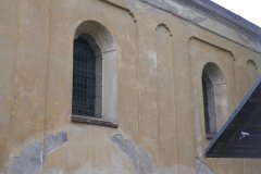 pohled zprava - opravená vitrážová okna