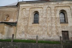 pohled zleva - opravená vitrážová okna