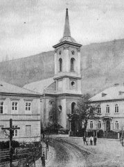 dobová pohlednice vsi s kostelem - výřez