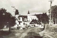 pohled ke kostelu