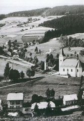 celkový pohled na ves s kostelem