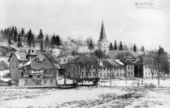 dobová pohlednice vsi s kostelem