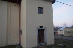 vchod do kostela na pravé straně presbytáře