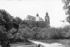 kostel pokrytý novou střechou