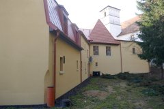 kostelní věž za zámeckými střechami