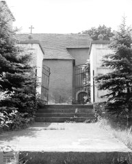 vstupní branka ke kostelu