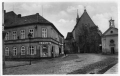 dobová pohlednice města s kaplí