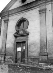 průčelí kaple