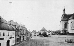 dobová pohlednice města s kostelem (vpravo)