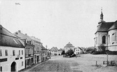 dobová pohlednice města s kostelem (vpravo)