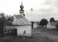 starší foto kaple - pohled zezadu zleva