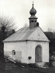 starší foto kaple - pohled zepředu zleva
