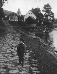 historické foto kostela (v pozadí)