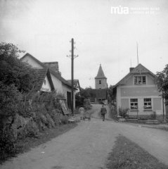 historické foto kostela (v pozadí)