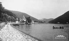 pohled na ves s kostelem z říční navigace na levém břehu
