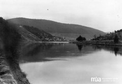 pohled směrem k Těchnici, pozadí je vidět věž kostela