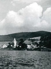 celkový pohled na ves s kostelem