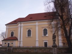 pohled zleva - opravená fasáda