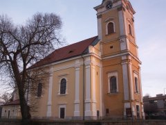 pohled zepředu zleva - opravená fasáda