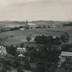 starší foto s kostelem (v pozadí) - detail