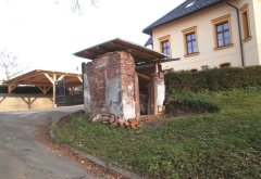 vyčištěné okolí kaple - pohled zepředu zleva
