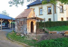oprava kaple - pohled zepředu zleva