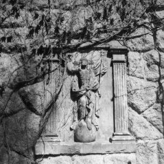 starší foto kostela - detail reliéfu