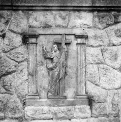 starší foto kostela - detail reliéfu