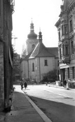 pohled ke kostelu