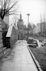 pohled ke kostelu