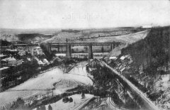 pohled na kostel pod železničním viaduktem