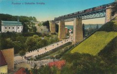 dobová pohlednice železničního viaduktu s kostelem