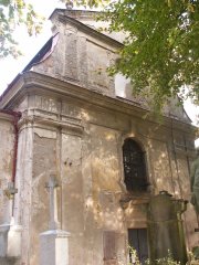 čelní zeď kostela