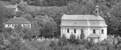 kostel a fara (pohled z železničního viaduktu)
