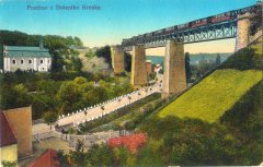 pohled na kostel pod železničním viaduktem