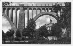 pohled na kostel pod železničním viaduktem