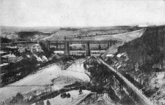 dobová pohlednice železničního viaduktu s kostelem
