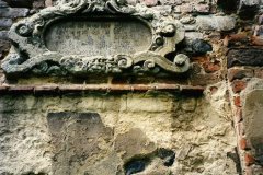 detail ozdobného nápisu na zadní stěně