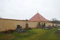 opravená ohradní zeď a márnice