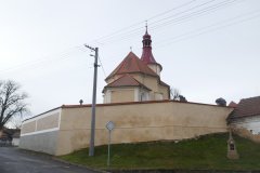 opravená část ohradní zdi